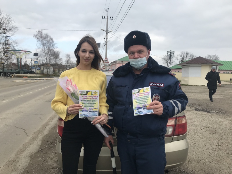 Сотрудники Госавтоинспекции провели акцию «Цветы для автоледи!»