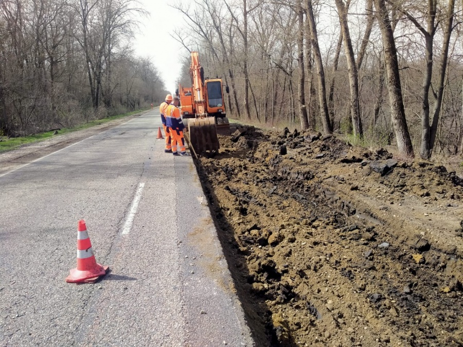 Участок дороги в районе Челбасского леса полностью отремонтируют Участок дороги в районе Челбасского леса полностью отремонтируют