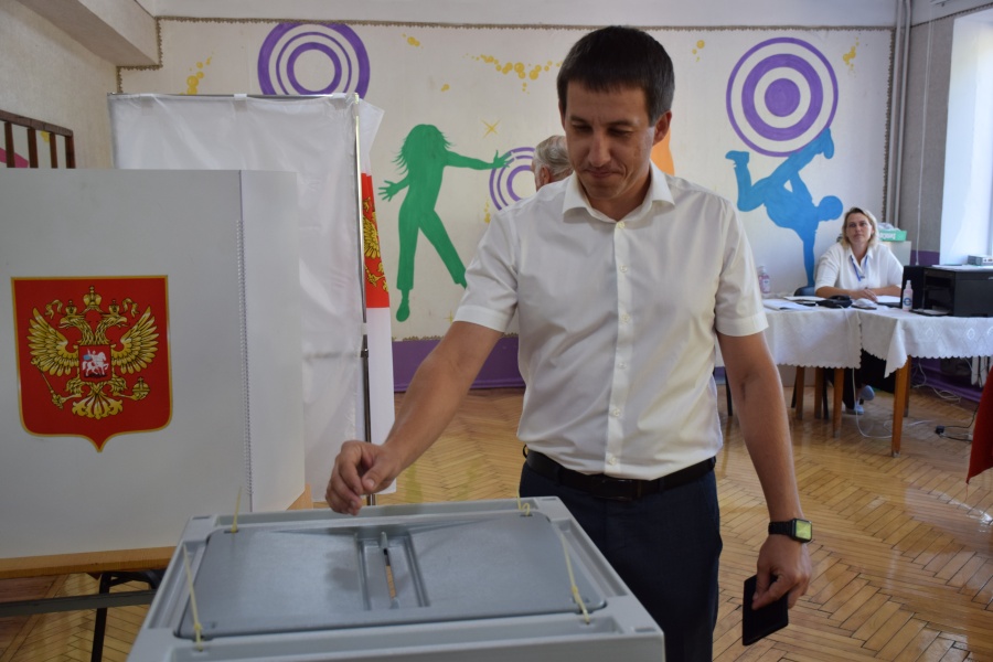Свой голос за будущее малой родины отдал и кандидат на пост главы поселения	