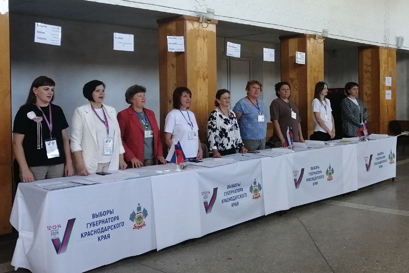 Завершающий день голосования традиционно начался с гимна Российской Федерации