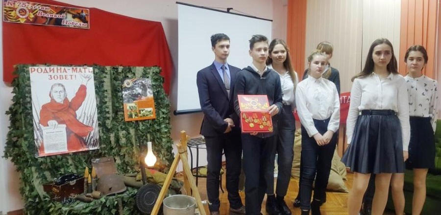 Каневские библиотекари провели час подвига «За Волгой для нас земли нет!» для гимназистов