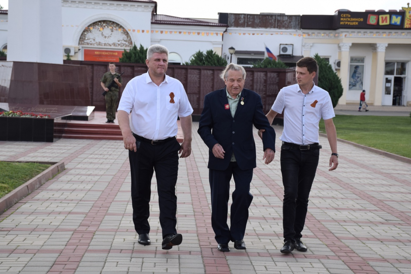 К обелиску Славы возложили цветы в День памяти и скорби
