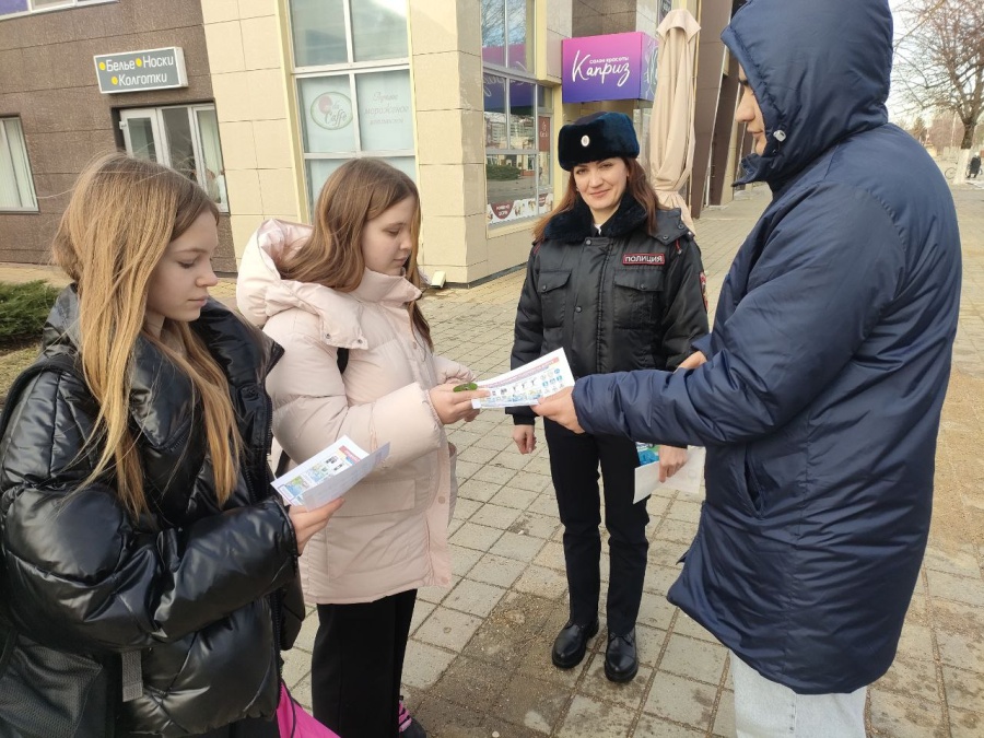 Сотрудники ГАИ вместе с активистами Молодежного патруля провели профилактическую акцию «Стань заметнее на дороге!»