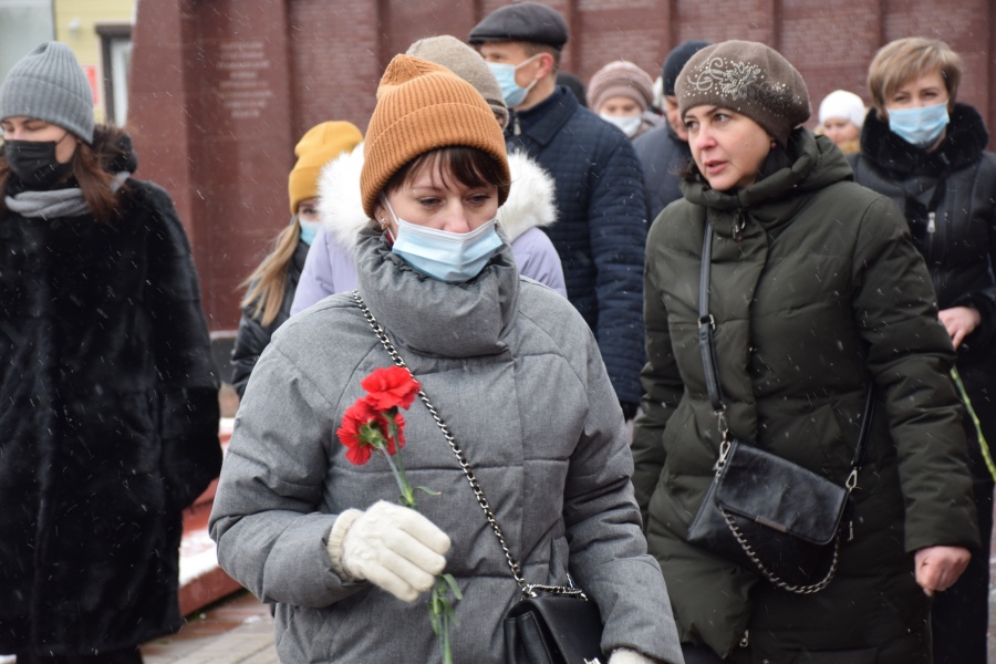 В память о героях-освободителях - цветы у Вечного огня
