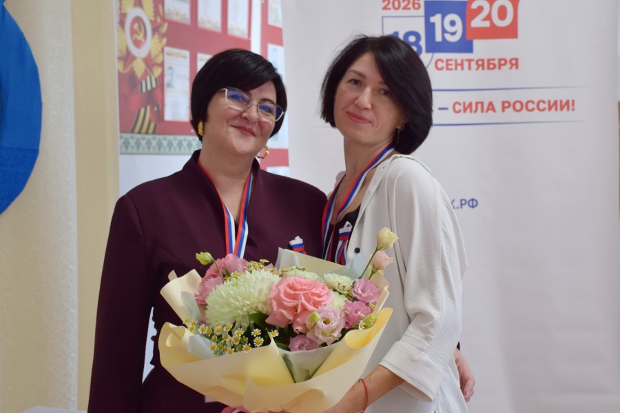 Председатель участковой избирательной комиссии хутора Труд Яна Гуденко отмечает день рождения