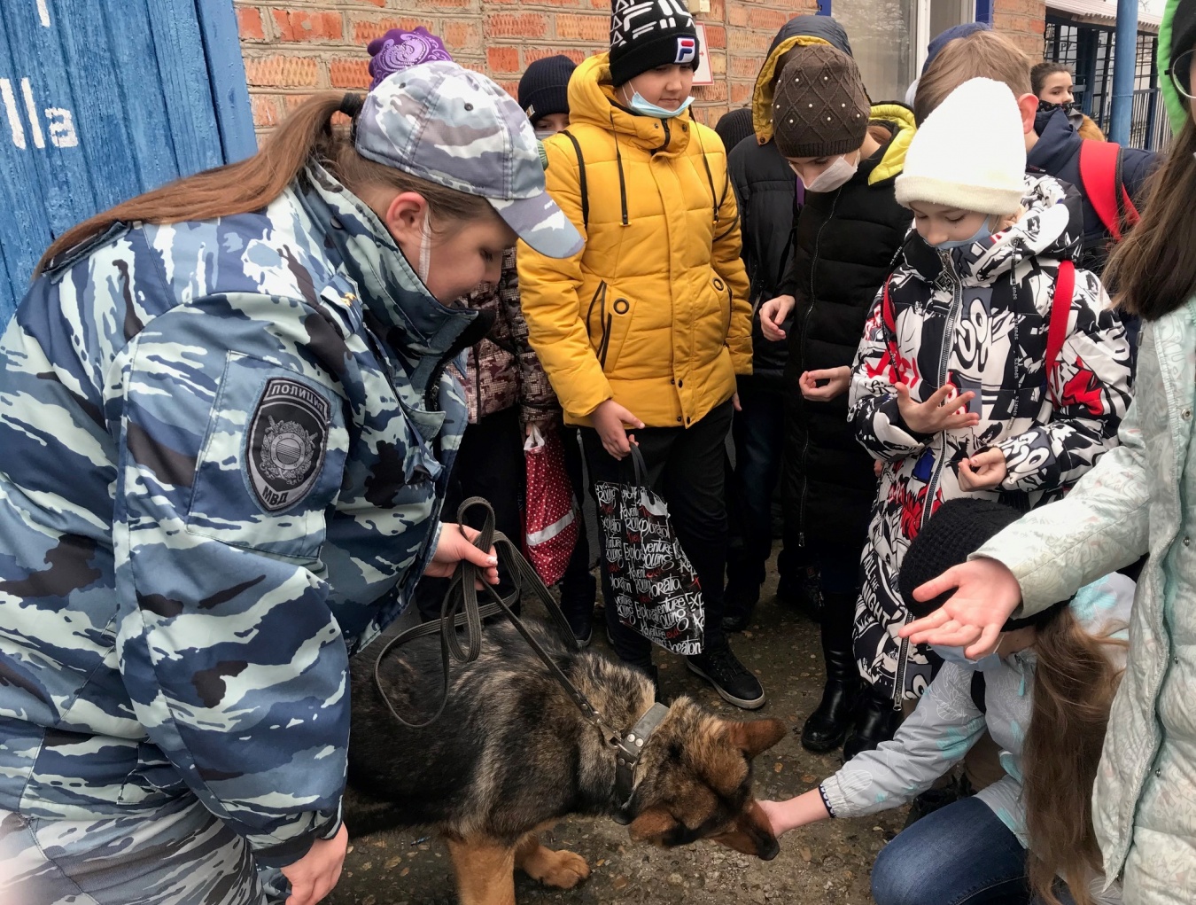 Правоохранители и общественники Каневского района организовали для учащихся первой школы экскурсию в подразделения полиции