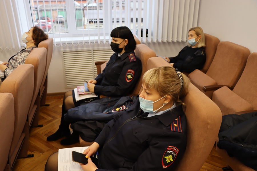 В администрации Каневского района состоялось очередное заседание комиссии по делам несовершеннолетних и защите их прав