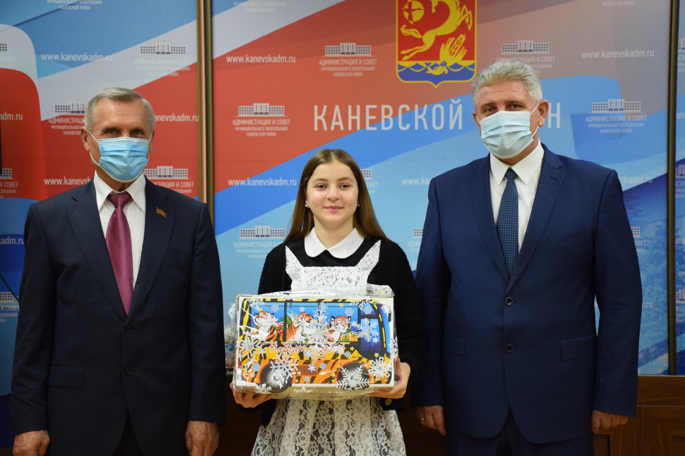 Новогодние подарки от ЗСК получили школьники района