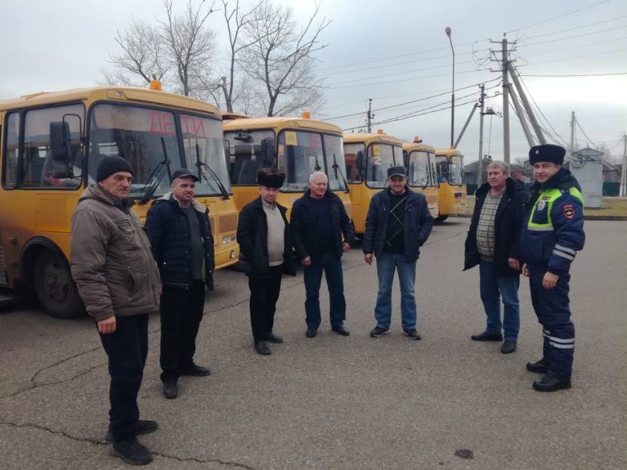 Дорожные полицейские напоминают о правилах перевозки детей
