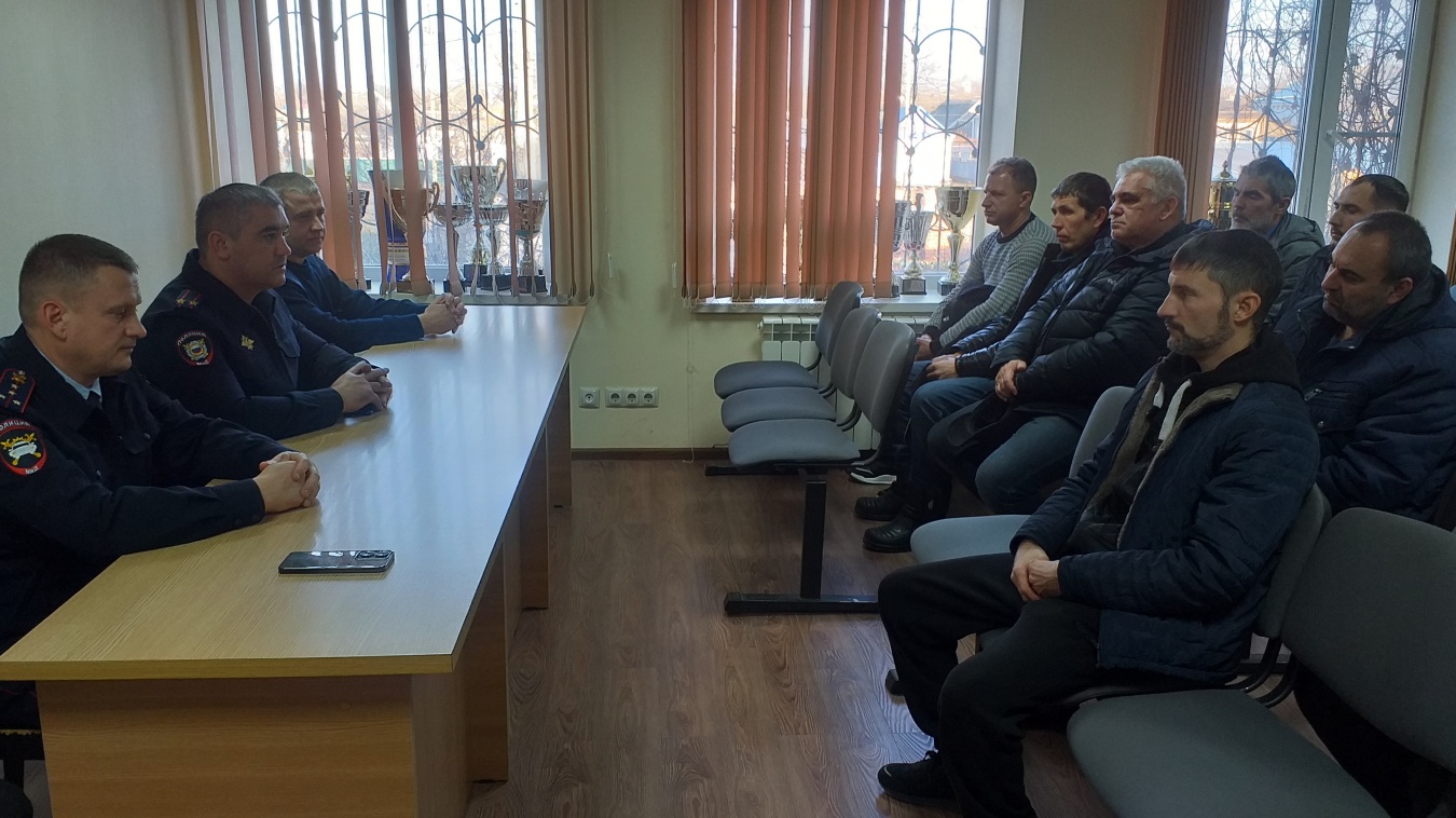 Госавтоинспекция Каневского района проводит инструктажи с водителями автобусов, осуществляющих перевозки групп детей