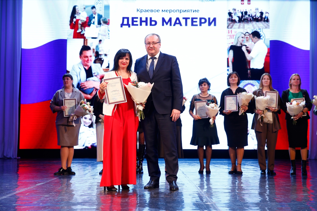 Многодетных женщин отметили на краевом празднике, посвящённом Дню матери