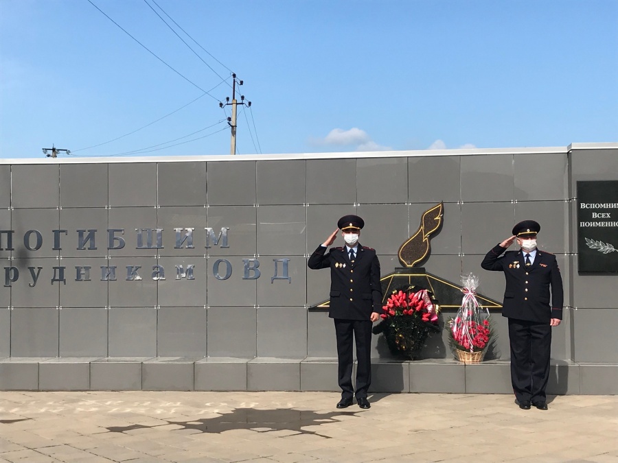 В День ветерана МВД и внутренних войск России офицеры почтили память своих погибших коллег В День ветерана МВД и внутренних войск России офицеры почтили память своих погибших коллег