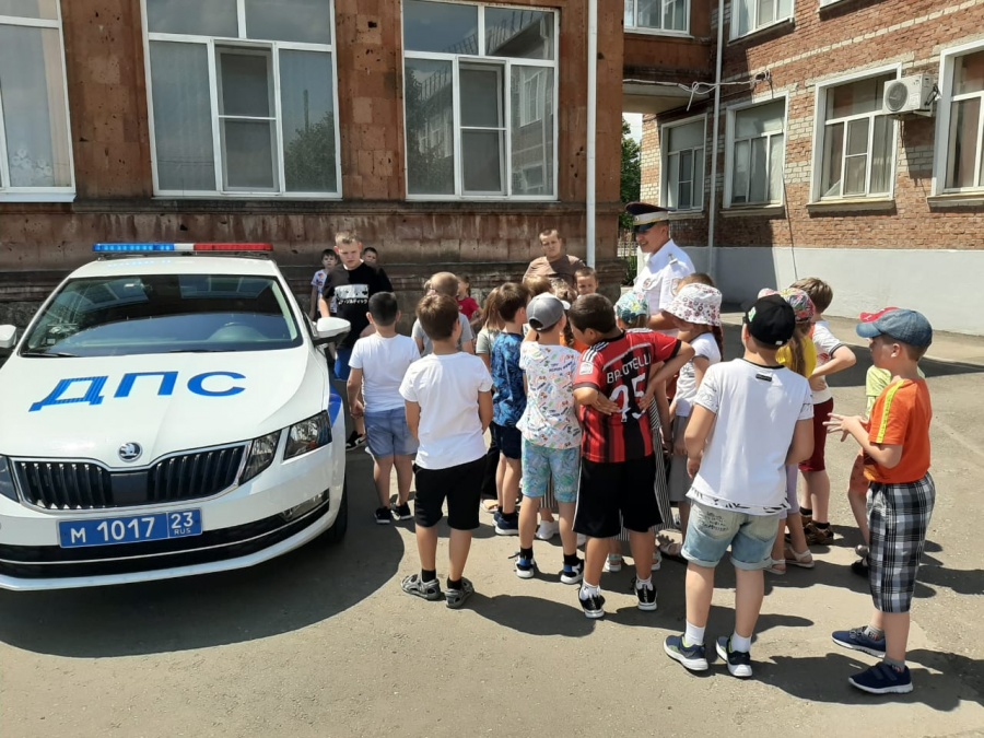 Каневским лицеистам показали служебный автомобиль дорожных полицейских