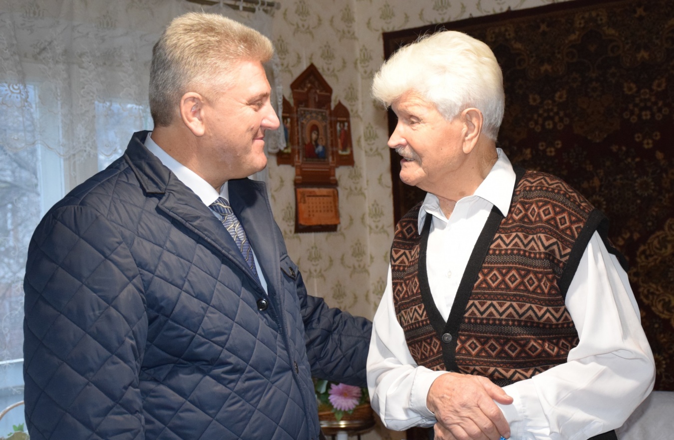 Глава района поздравил с Новым годом ветерана Алексея Ивановича Маркова