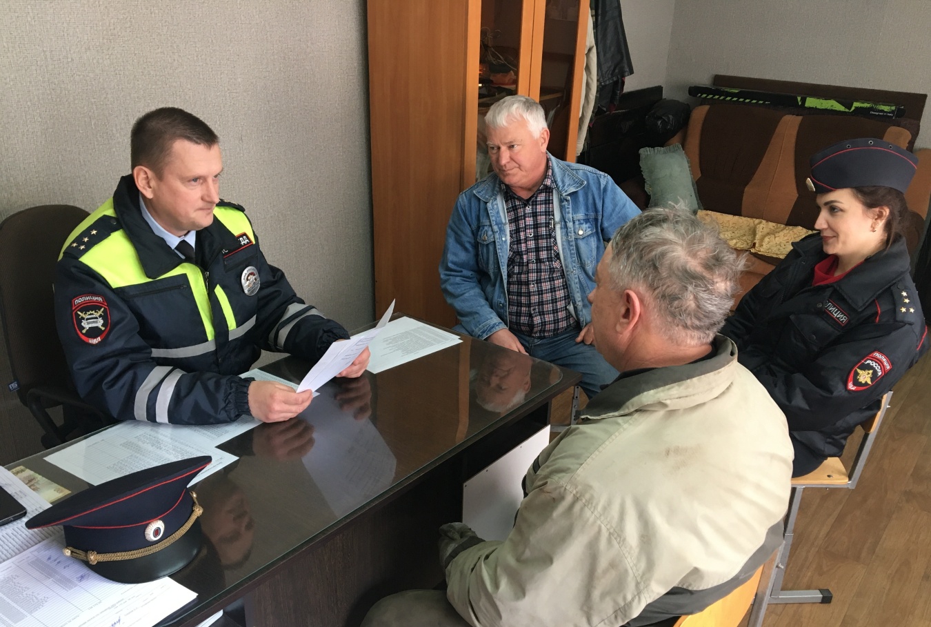  Госавтоинспекция Каневского района проводит инструктажи с водителями автобусов, осуществляющих перевозки групп детей