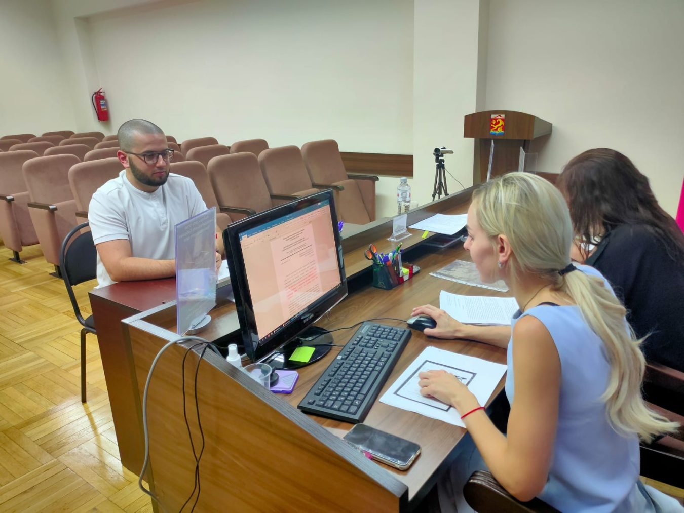 В ОИК № 22 приняли документы на выдвижение и регистрацию от кандидата Богданова А.А.