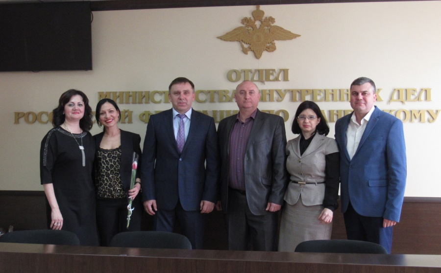 Каневские полицейские поздравили женщин-сотрудниц с 8 Марта