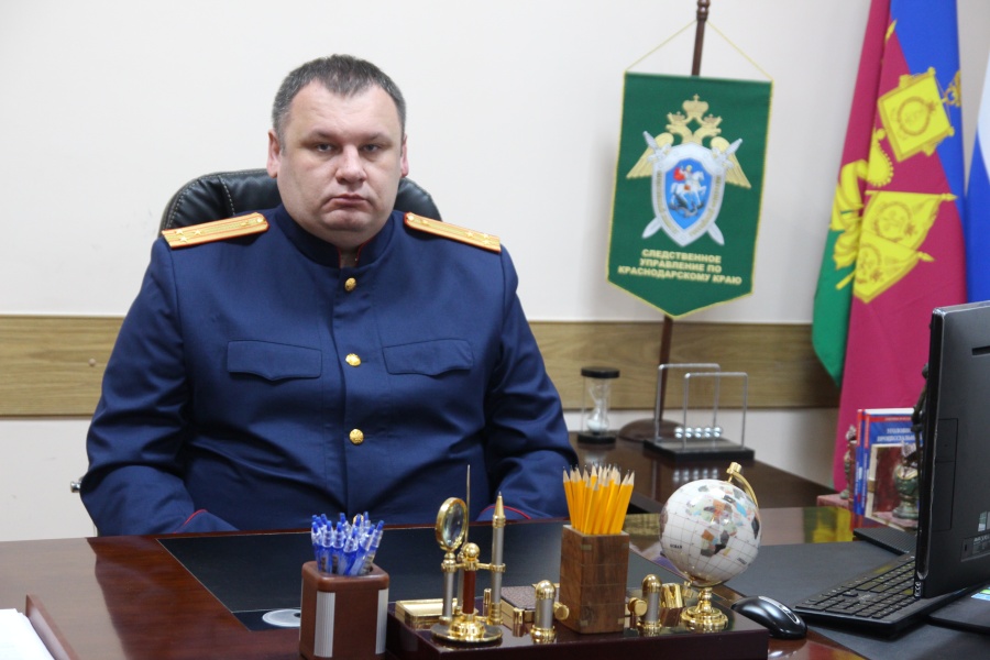 Руководитель Каневского межрайонного следственного отдела Виктор Еремеев поздравил своих коллег с профессиональным праздником