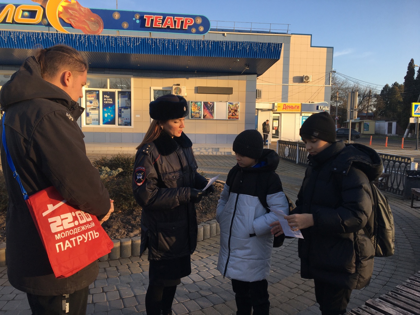 Сотрудники ГАИ совместно с активистами молодежного патруля провели очередную акцию в центре Каневской