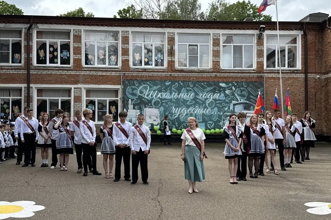 Учащихся 6-й школы с окончанием учебного года поздравила заместитель главы района Наталья Бурба