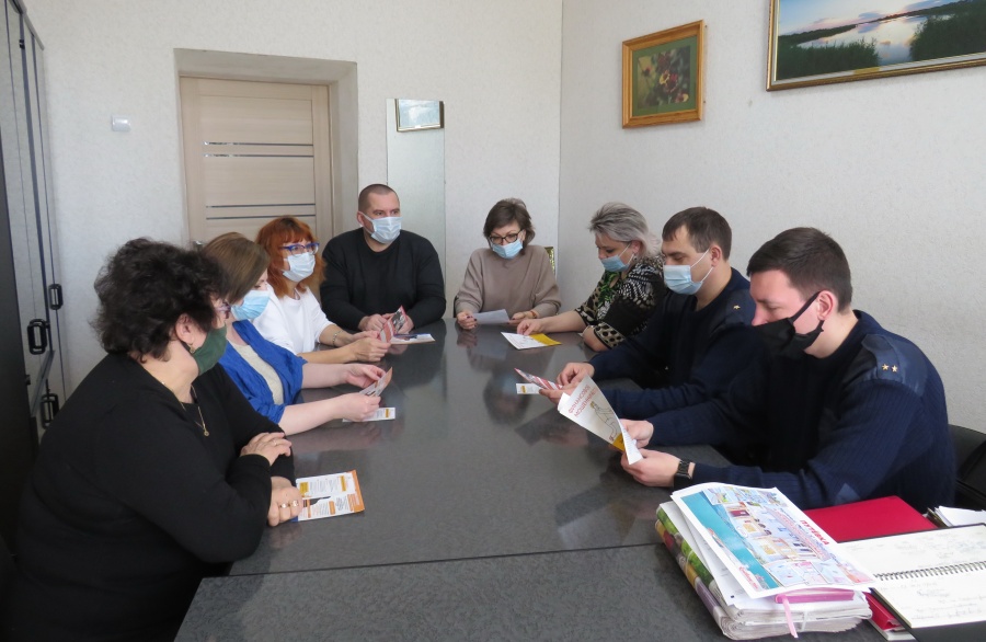 Полицейские совместно с общественницей провели круглый стол по профилактике мошенничеств 