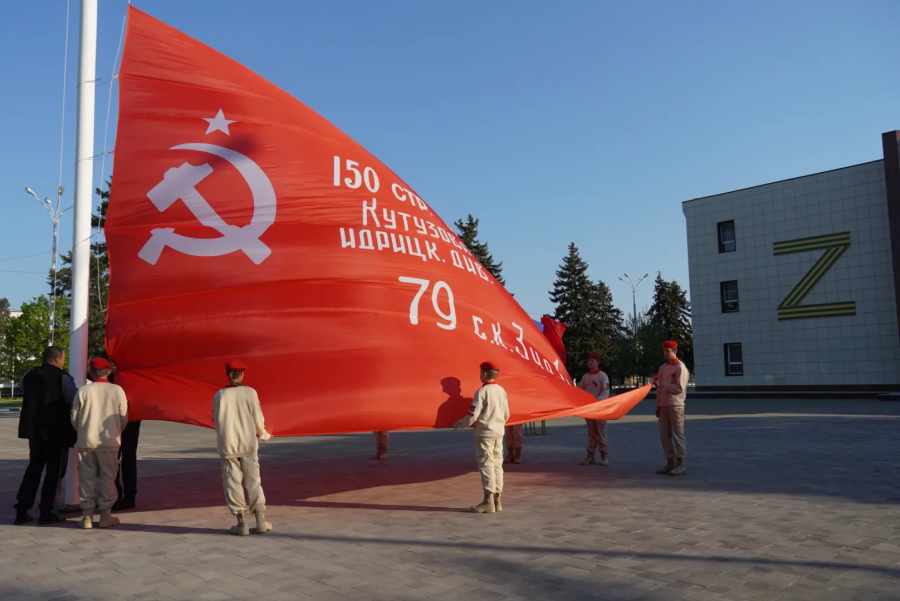 Утром 9 мая на центральной площади райцентра подняли Знамя Победы Утром 9 мая на центральной площади райцентра подняли Знамя Победы