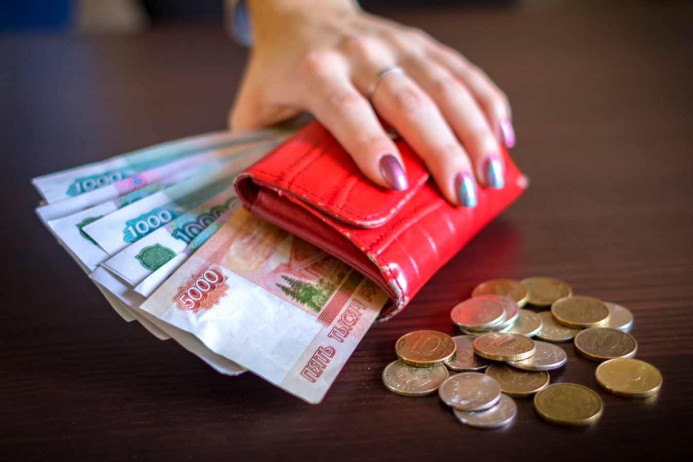 Среднемесячная начисленная зарплата за январь-октябрь 2021 года составила 39700 рублей