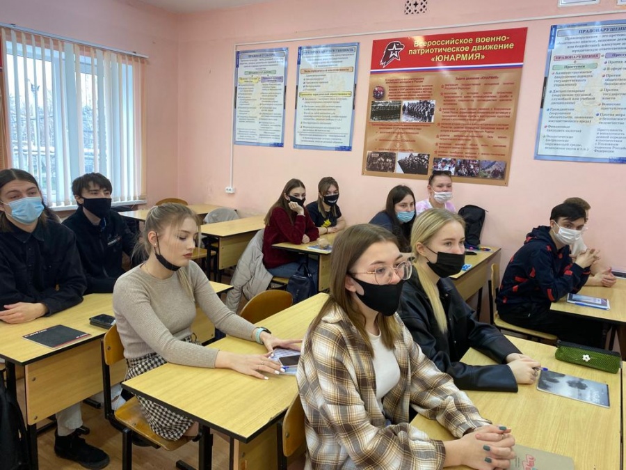Сотрудники ГИБДД встретились со студентами техникума «Знание»