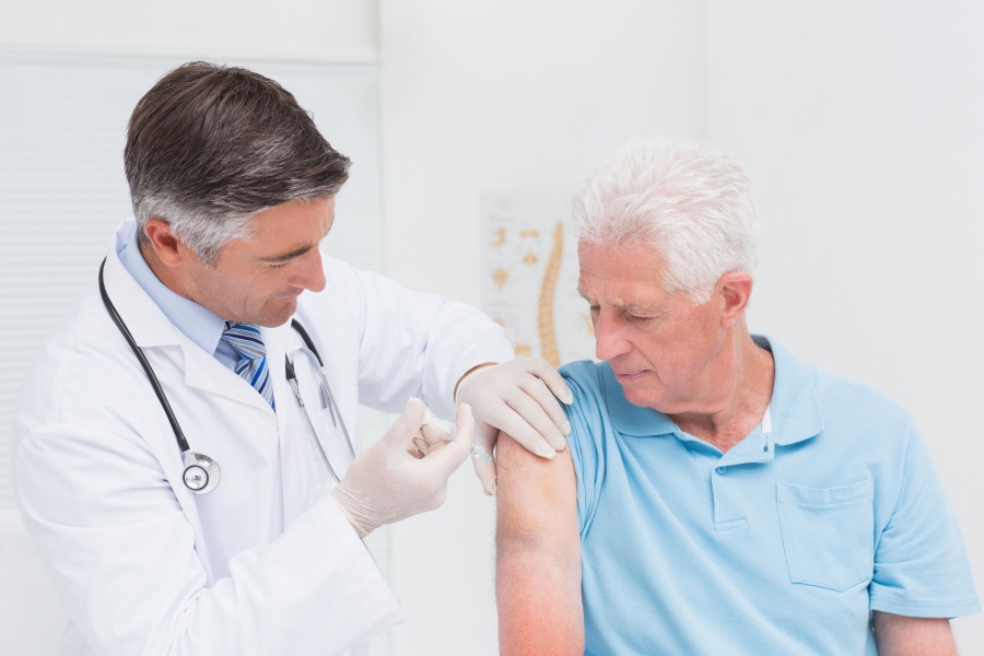 Пожилым рекомендуется пройти вакцинацию в медучреждениях с лицензией