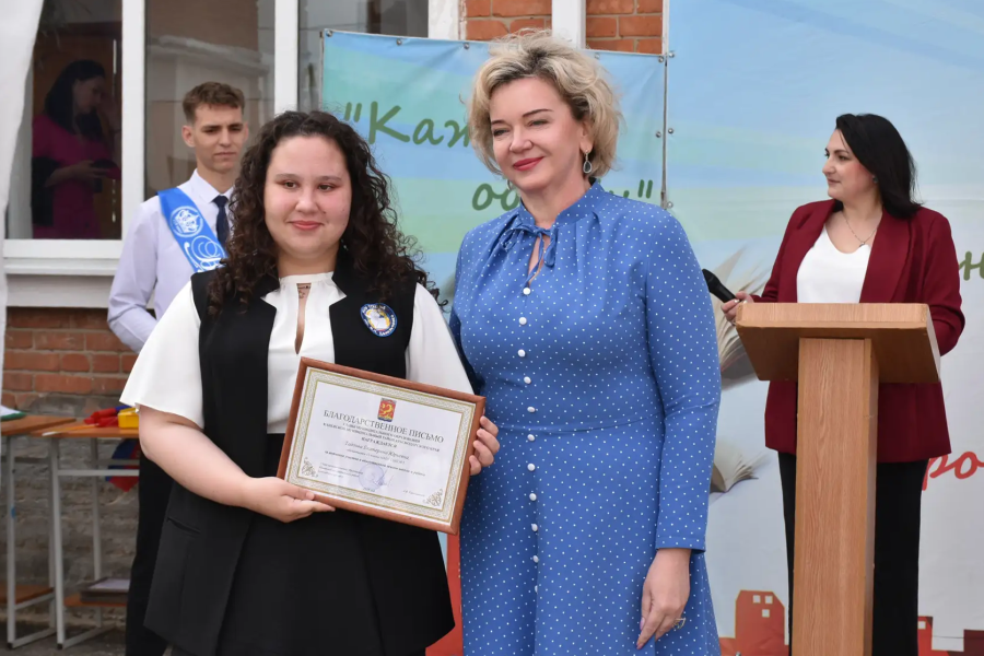 Первый заместитель главы района Елена Тыщенко поздравила учащихся 5-й школы с окончанием учебного года Первый заместитель главы района Елена Тыщенко поздравила учащихся 5-й школы с окончанием учебного года