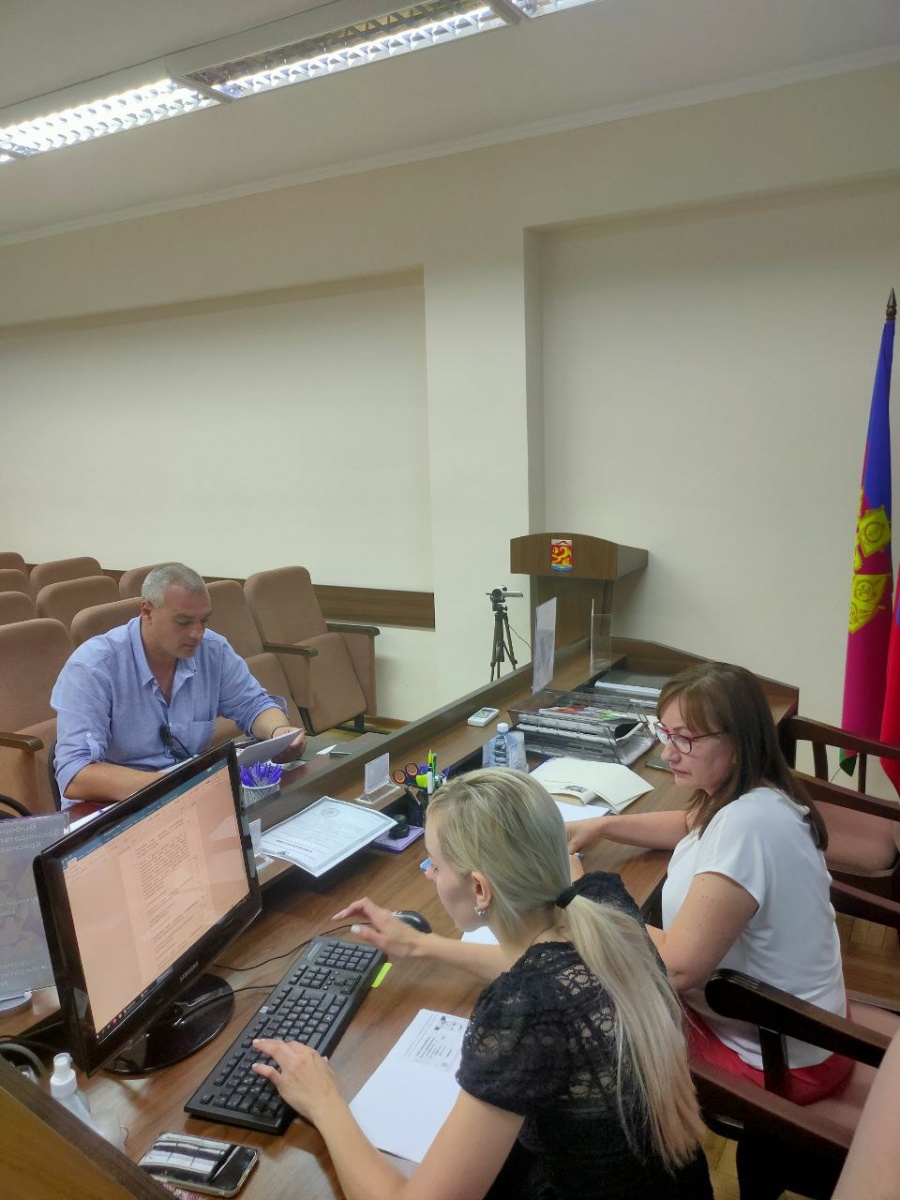 Кандидат Проценко А.С. представил в избирательную комиссию документы по выдвижению