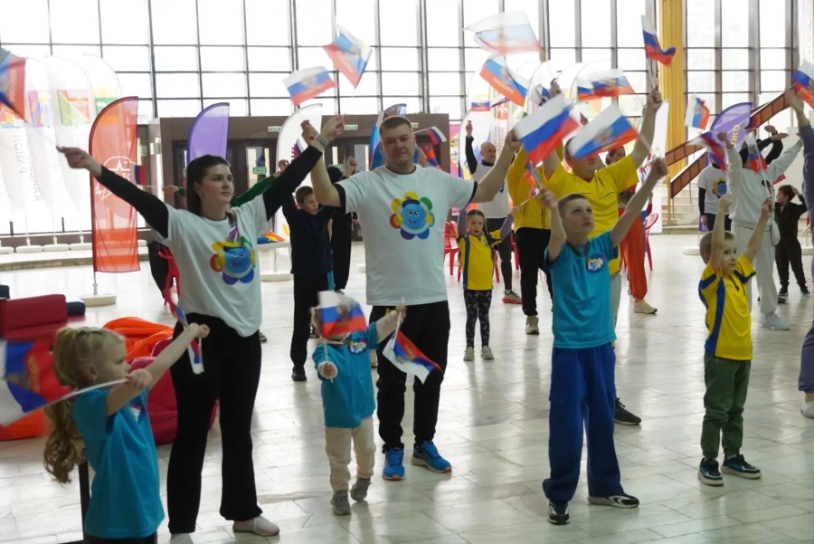 Молодые семьи района начали Первомай с бодрой зарядки