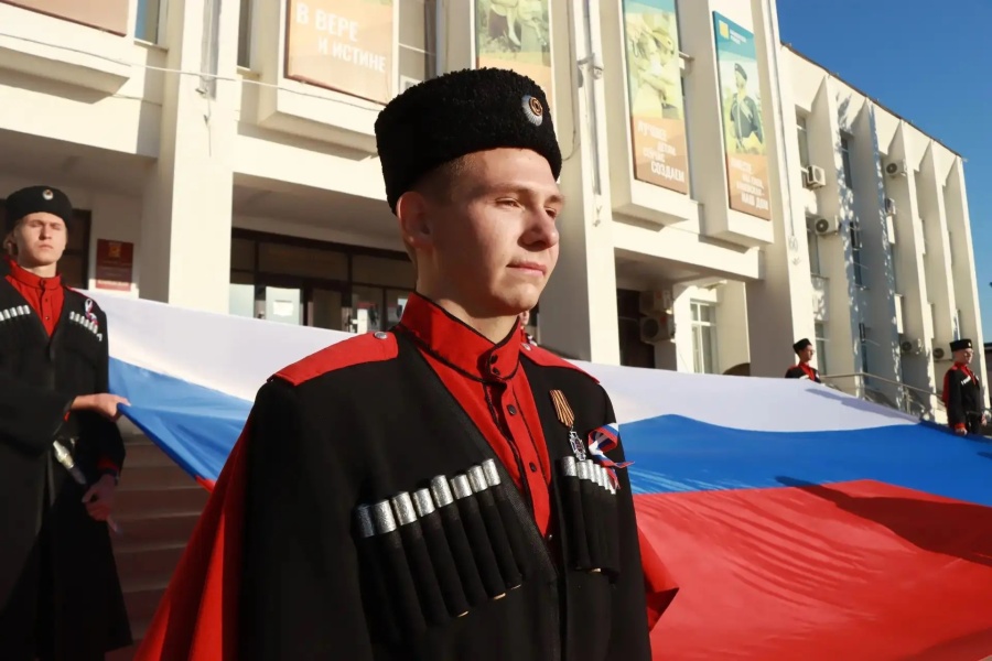 Утро 22 августа в Каневской началось с торжественного поднятия Государственного флага Российской Федерации 