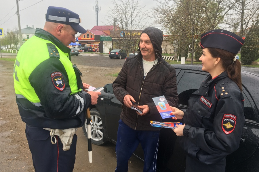 Дорожные полицейские напоминают водителям о том, что дача взятки - преступление