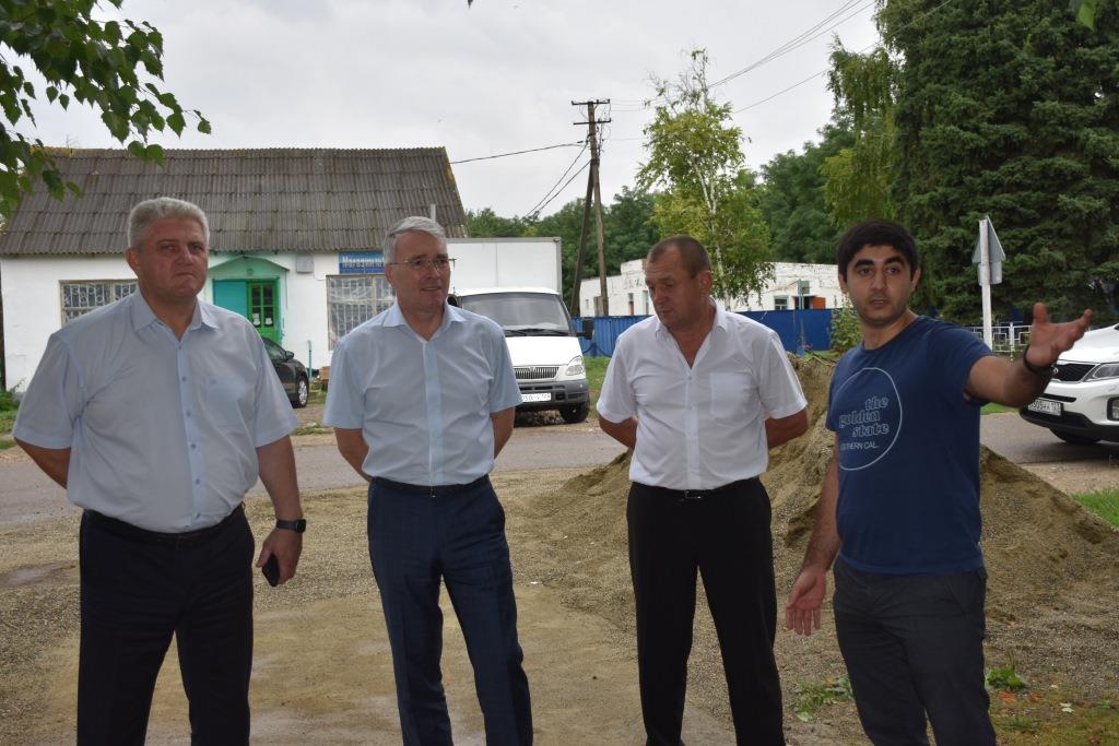 Как идет ремонт хуторского Дома культуры, проверили глава района и депутат Госдумы