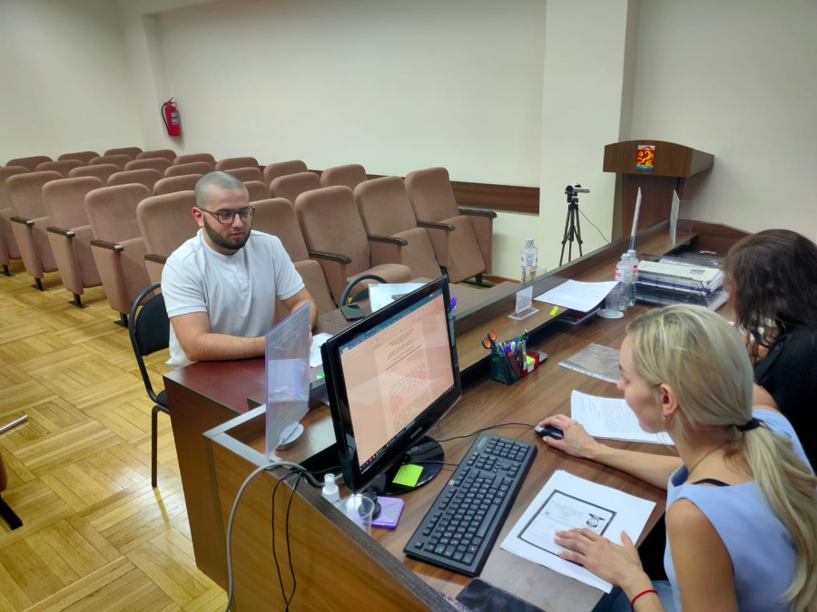 В ОИК № 22 приняли документы на выдвижение и регистрацию от кандидата Богданова А.А.