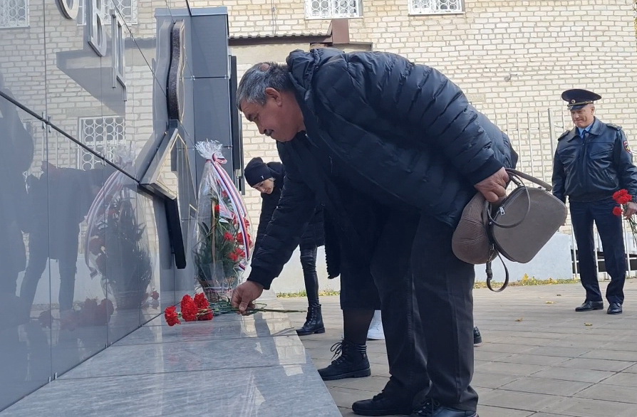 Каневские полицейские почтили минутой молчания память коллег, погибших при исполнении служебного долга