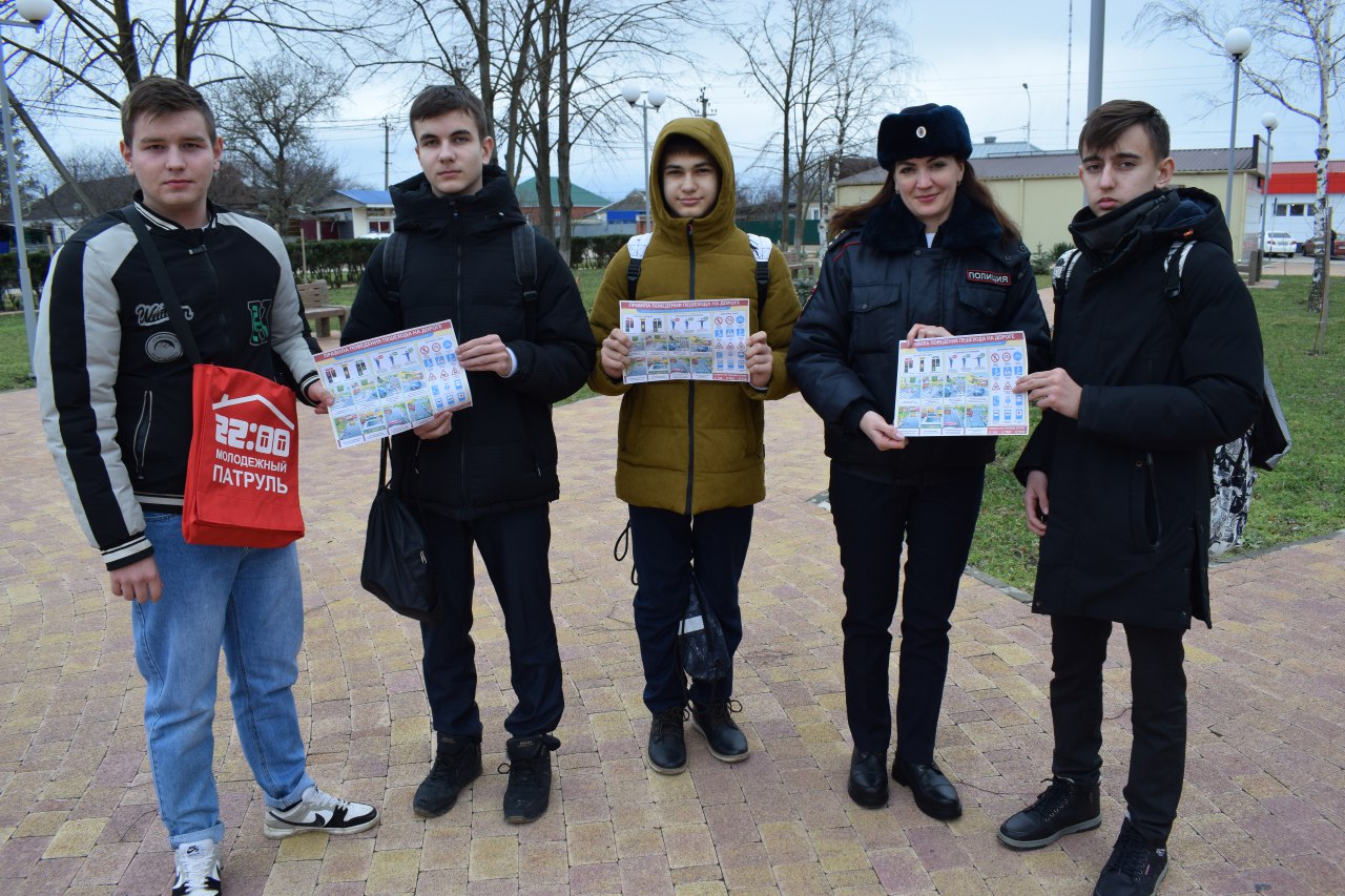 Полицейские вместе с активистами молодежного патруля провели акцию «Я – грамотный пешеход!»