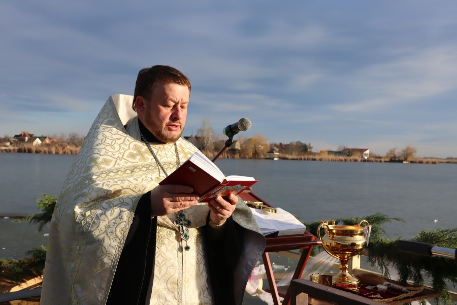 На центральном пляже станицы Каневской началось крещенское купание