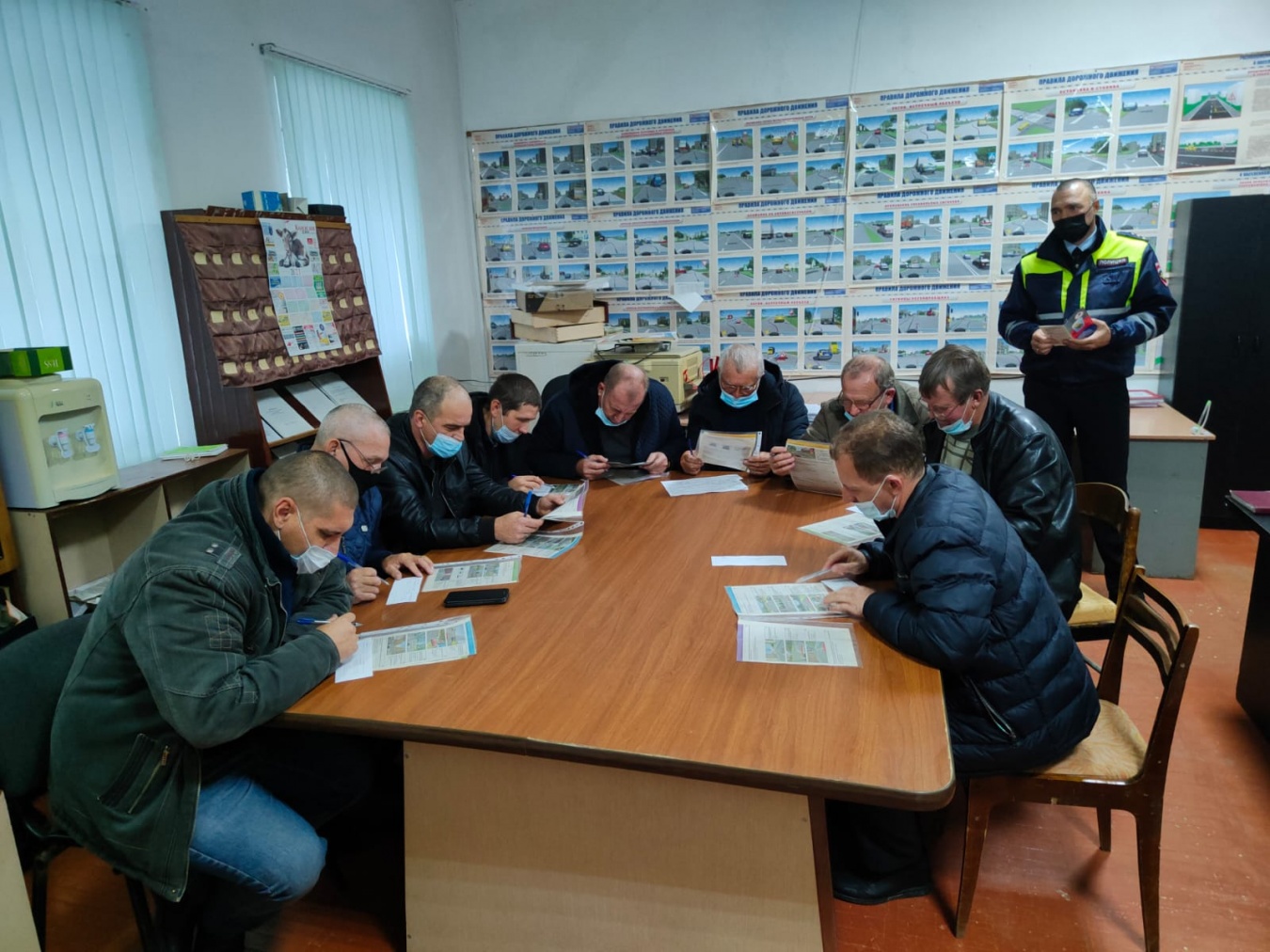 Дорожные полицейские провели занятия для водителей школьных автобусов