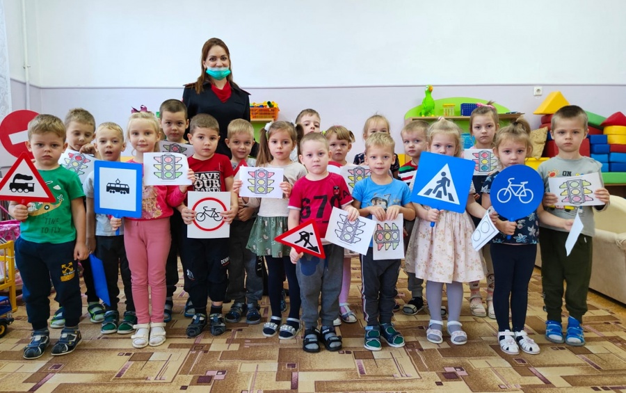 Дорожные полицейские провели профилактическое занятие для воспитанников детского сада