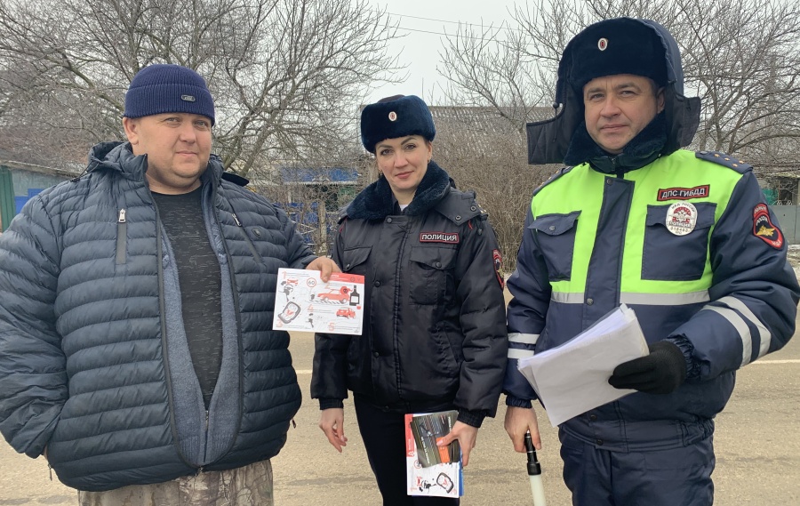 Дорожные полицейские провели на дорогах станицы акцию «5 фактов о дорожной безопасности»