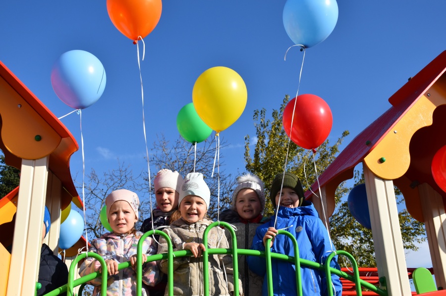 По улице Горького в Каневской открыли новую современную детскую спортивно-игровую площадку