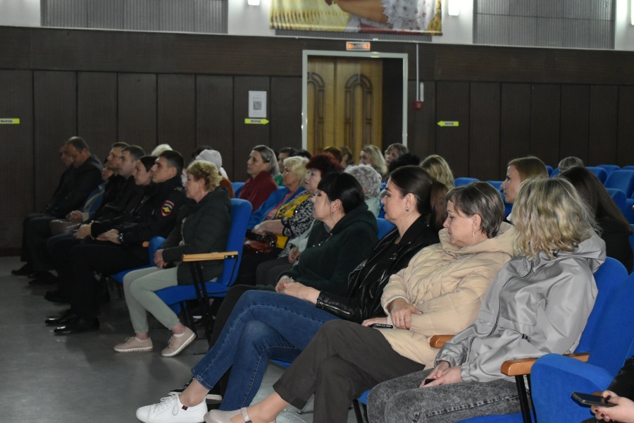 О кибермошенничествах говорили сегодня в Доме культуры станицы Стародеревянковской