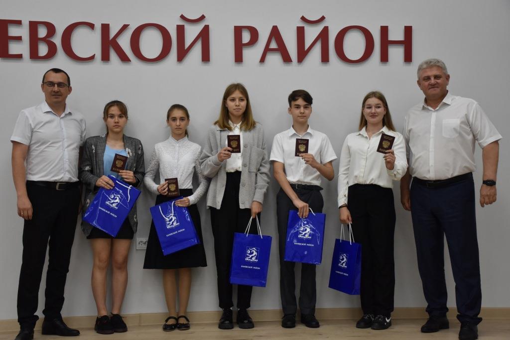 Молодым – везде у нас дорога: в администрации района чествовали активную молодежь