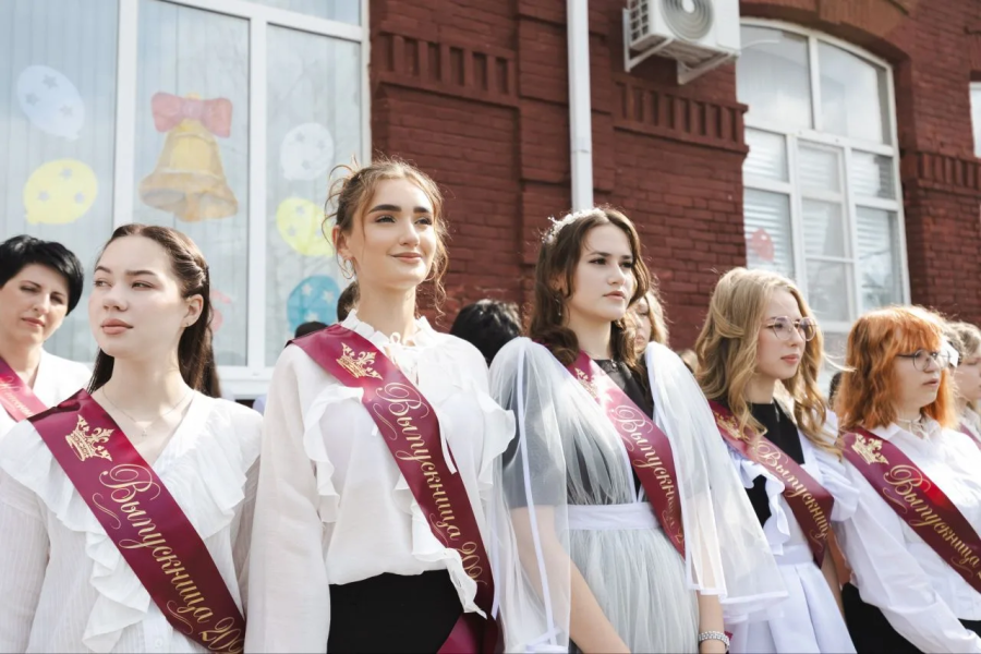Со школьной скамьёй простились 50 гимназистов Со школьной скамьёй простились 50 гимназистов