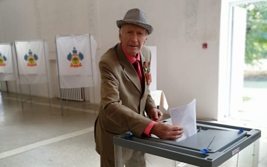 На избирательные участки спешат люди всех возрастов