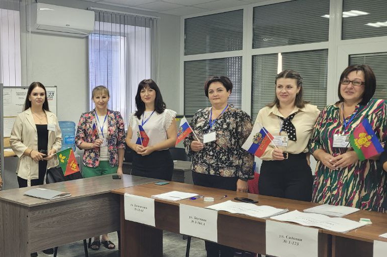 Работа избирательных участков началась с гимна Российской Федерации