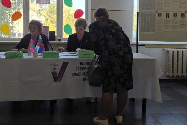 Первые голосующие спешат на избирательные участки