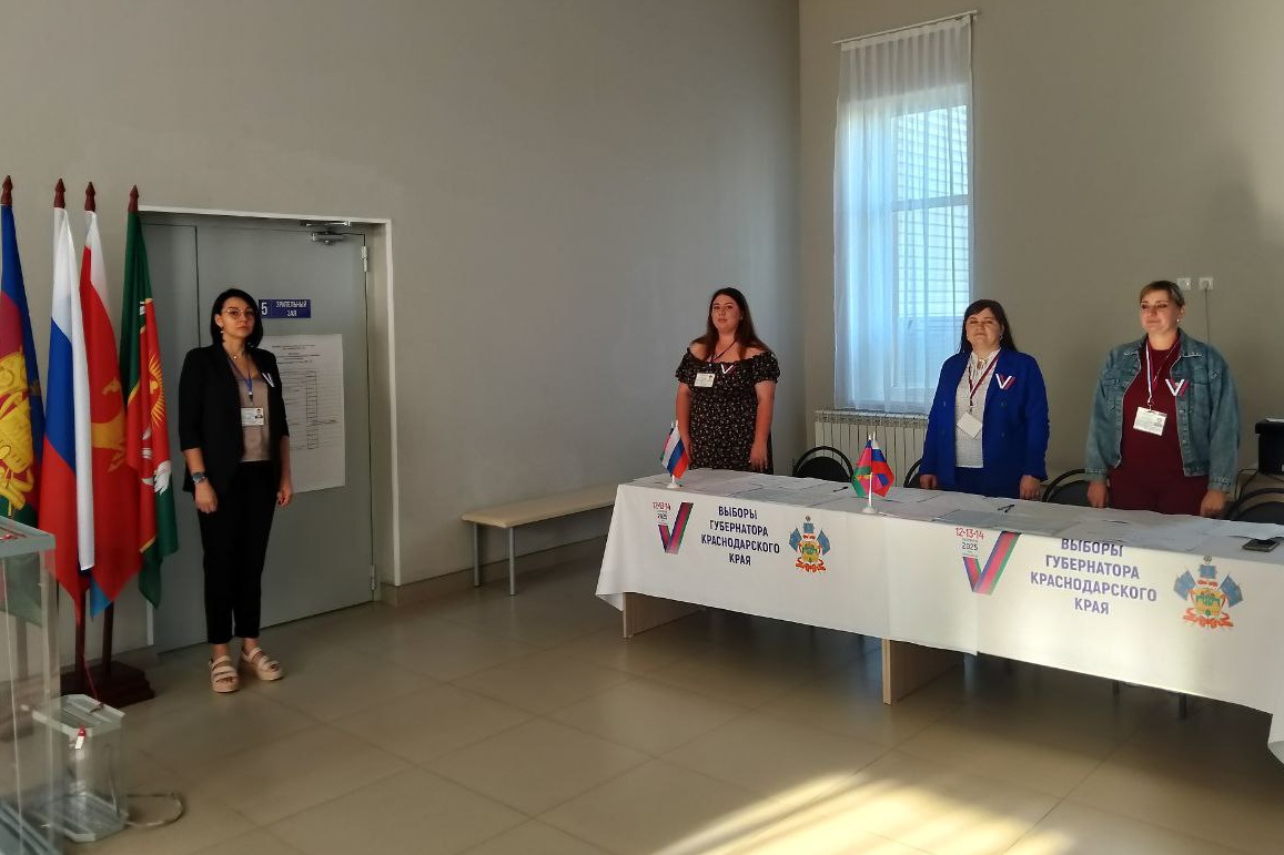 Работа избирательных участков началась с гимна Российской Федерации